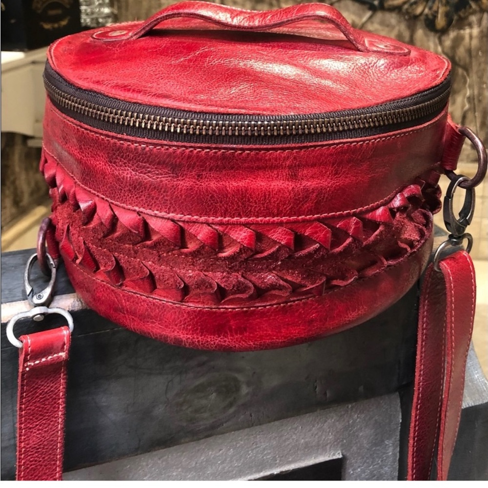 ❤️Euc Bed Stu Red Hatbox bag/crossbody❤️